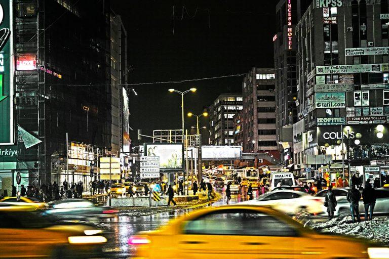 佐敦道私家車衝上行人路釀三傷 一名長者傷重不治 交通安全再成熱議焦點